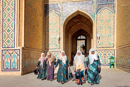 Las mujeres uzbekas del interior suelen andar con caftanes y la cabeza cubierta.