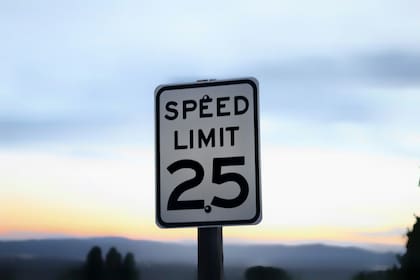 Las multas por sobrepasar el límite de velocidad en Arizona pueden ser de cientos de dólares. Foto: Joshua Hoehne, Unsplash