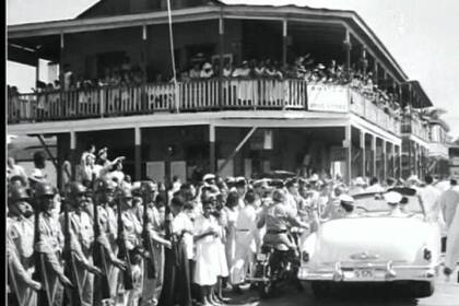 Las multitudes colmaron la Avenida Central de Ciudad de Panamá para recibir a la reina, le contó a BBC Mundo un panameño que presenció aquel momento histórico