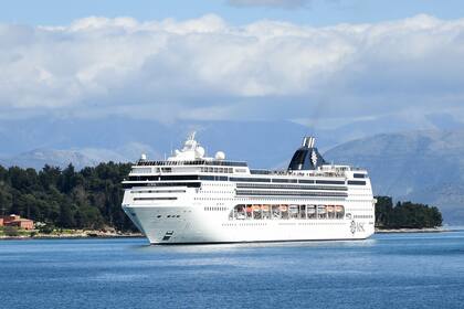 Las navieras mantienen sus rutas por el Mediterráneo, como el MSC Opera que hace unas horas hizo escala en la isla griega de Corfu (foto), pero suspendieron los cruceros por Asia