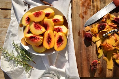 Las nectarinas, similares a los duraznos, integran la lista de 12 alimentos más contmainados