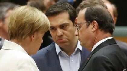 Las negociaciones en la UE han sido tensas. El líder griego Alexis Tsipras (de frente), la canciller alemana, Angela Merkel, y el presidente francés, François Hollande