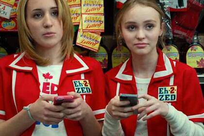 Harley Quinn Smith y Lily-Rose Depp, en Tusks