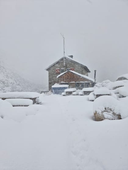 Las nevadas de estos días cubrieron el refugio Frey en Bariloche.