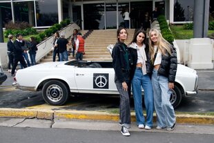 Las new faces del Grupo Mannequins, de Córdoba, delante del Howard Johnson by Wyndham Plaza Hotel Mayorazgo, el sábado, en Paraná. El auto: una Pagoda 1969, uno de los favoritos de Dotto.  