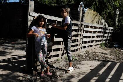 Las niñas Brenda y Estefanía extrañan los recreos de la escuela