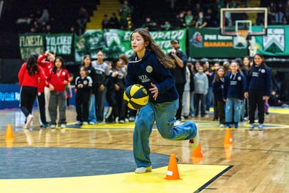 Las niñas fueron protagonistas en el entretiempo del partido y tuvieron su momento de básquetbol