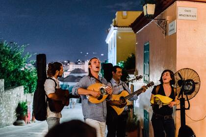 Las noches en Plaka tienen magia, sobre todo cuando los músicos tocan el bouzouki y cantan en vivo