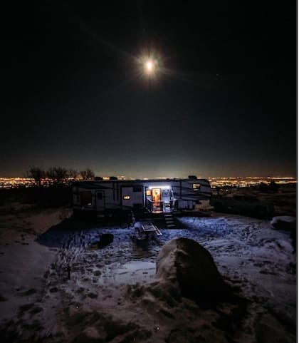 Las noches estrelladas son impagables en las zonas montañosas y el frío de la nieve se combate con la chimenea eléctrica interior