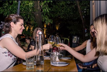Las noches primaverales en Soler Vino y Pizza piden una salida exprés con copa en mano.