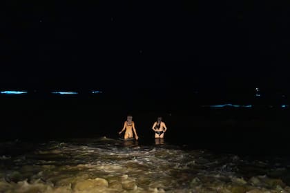 Las noctilucas dieron lugar a que muchos turistas se adentraran en el mar de noche para vivir la experiencia
