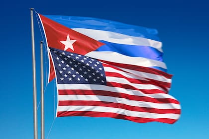 Las normas de EE.UU. indican que las personas extranjeras que viajan a Estados Unidos desde un tercer país no pueden importar productos de alcohol o tabaco cubano como equipaje acompañado