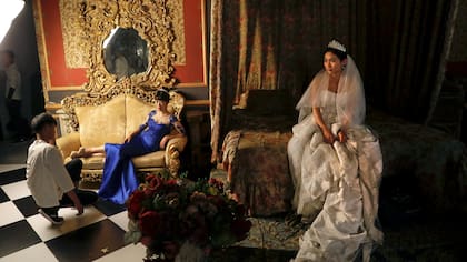 Las novias esperan su turno para ser fotografiados en el estudio de fotografía de bodas Golden Ladies en Beijing