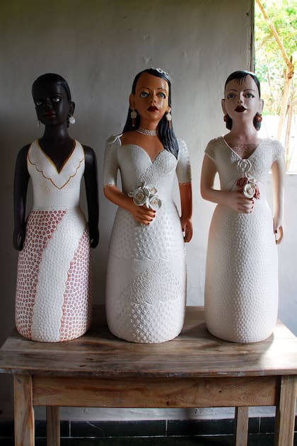 Las novias vestidas de blanco son un clásico entre las "bonecas". Las más cotizadas son las de Zezinha.