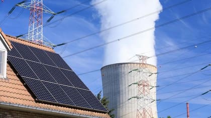 Las nucleares se ven en muchos países como una tecnología para complementar a las energías renovables cuando no hay sol o viento.