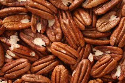 Las nueces aportan grasas saludables, zinc y selenio, componentes que contribuyen a la salud y fuerza del cabello