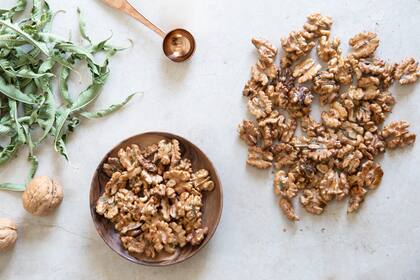 Las nueces contienen ácidos grasos omega 3 y omega 6, que estimulan el funcionamiento del sistema nervioso y son esenciales para la actividad de las neuronas