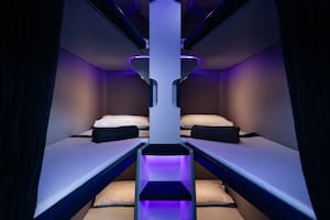 Una aerolínea lanzó cápsulas para dormir en clase económica de vuelos larga distancia