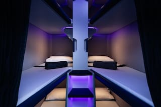 Una aerolínea lanzó cápsulas para dormir en clase económica de vuelos larga distancia