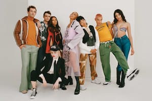 Las nuevas caras de Gossip Girl. De izquierda a derecha: Eli Brown, Thomas Doherty, Savannah Lee Smith, Emily Alyn Lind, Jordan Alexander, Whitney Peak, Evan Mock, Zión Moreno