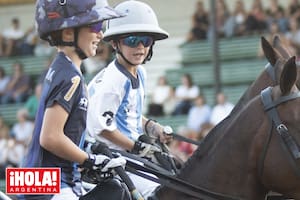 Las nuevas generaciones salen a la cancha a pura sonrisa.