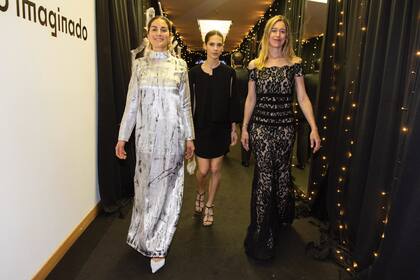 Las nuevas generaciones: Sofía Pinto (con vestido intervenido por ella misma), Sofía Speroni y Felisa Blaquier.