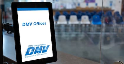 Las nuevas identificaciones incluyen códigos de barras con firmas digitales que permiten verificar la autenticidad del documento de manera instantánea mediante lectores de acceso abierto