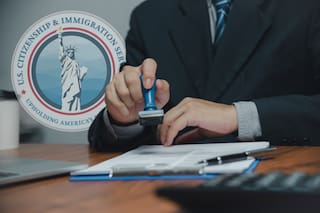 El Uscis amplía controles con más datos del FBI: qué cambia para migrantes con green card, DACA y TPS