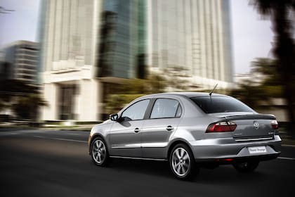 Las nuevas ópticas y llantas hacen que el Voyage se asemeje mucho al VW Vento