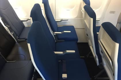 El espacio reducido entre los asientos de un avión puede representar un problema de salud para los pasajeros