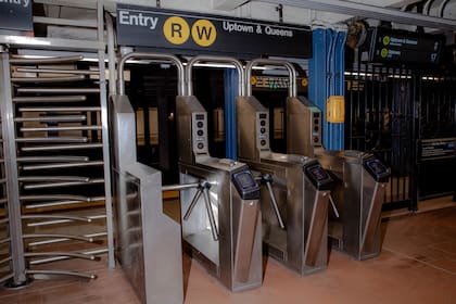 Las nuevas puertas del metro de Nueva York reemplazarán gradualmente a los molinetes
