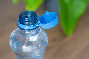 La Unión Europea prohibió el uso de las tapas de botella de plástico a rosca