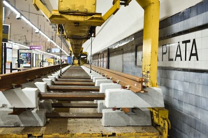 Las nuevas vías, ya ensambladas en los durmientes, ingresan a los túneles para reemplazar a los viejos rieles de 1944