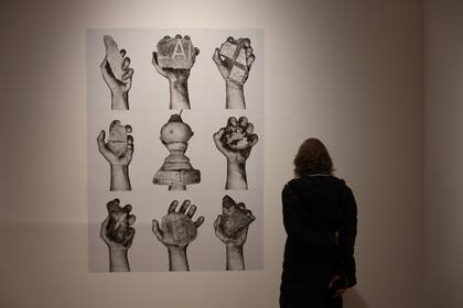 Las nueve imágenes expuestas son parte de un conjunto de 88 fotografías que retratan la mano de Federico Paladino sosteniendo algunas de las miles de piedras que volaron la tarde del 18 de diciembre de 2017, y que fueron retiradas horas después durante la madrugada