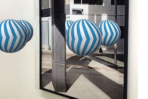 Las obras adquieren otra perspectiva y otro volumen vistas desde el celular.