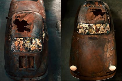 Las obras combinan metal quemado y vidrio de iglesias abandonadas