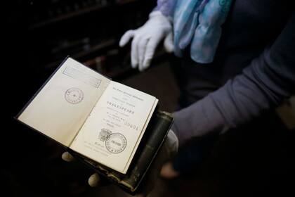 Las obras completas de William Shakespeare en versión pocket y editada con hilos dorados.