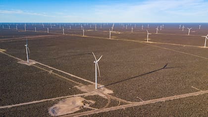 Las obras de ampliación del Parque Eólico de Aluar permitirán avanzar en el compromiso de sustituir energía fósil por medio de la generación de energías limpias.