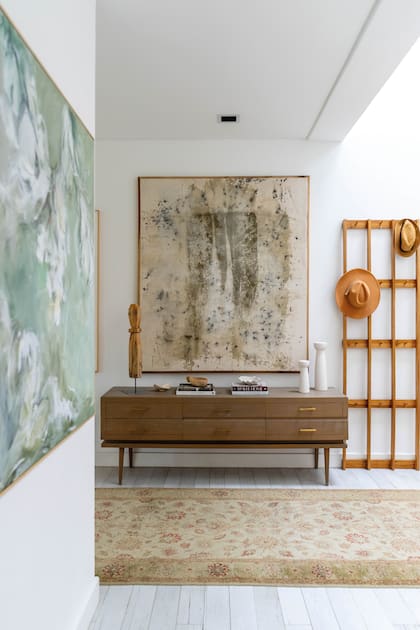 Las obras de arte conviven en armonía con el mobiliario