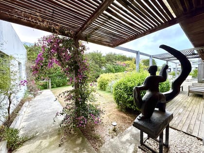 Las obras de arte se aprecian en todos los ambientes, incluso en el exterior