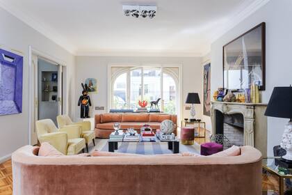 Las obras de arte se combinaron con los objetos de diseño. Por ejemplo, en el living, uno de los tonos de los cuadros de Julián Prebisch se retomó en el terciopelo de los sillones (Armani Casa).