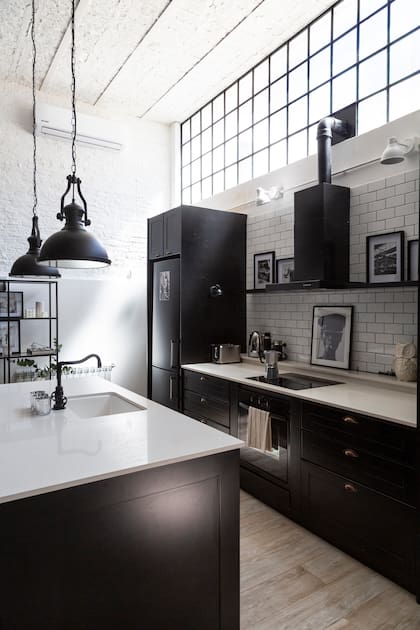 Las obras de arte y fotos de moda enmarcadas suman el toque arty: van amuradas o apoyadas contra el piso o el desnivel de la pared