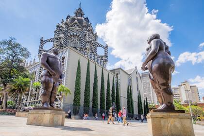 Las obras de Botero se ven en la plaza que lleva su nombre, en Medellín, Colombia