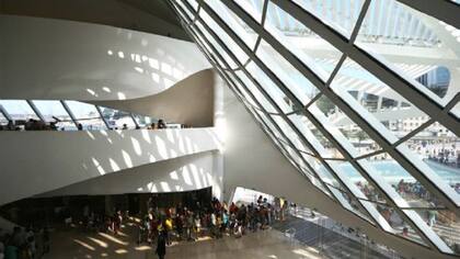 Las obras de Calatrava suelen encantar a sus visitantes, como aquí en el Museo del Mañana en Río de Janeiro.