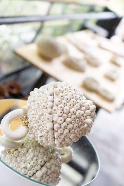 Las obras de Cecilia Nigro, piezas con contraste y movimiento.