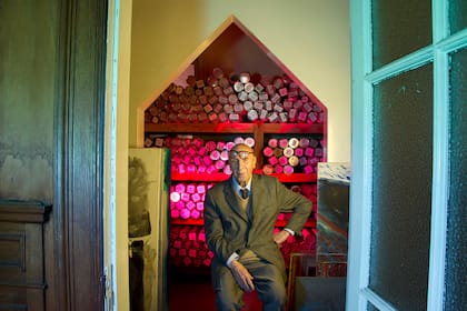 Las obras de Gaby Messina profundizan en el universo privado de adultos mayores, en este caso el arquitecto Clorindo Testa, emblema del brutalismo en el país.