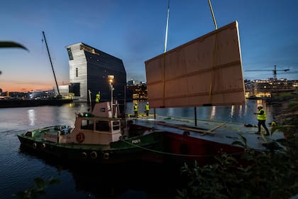Las obras de gran porte fueron trasldadas en barco desde el antiguo museo en Tøyen e introducidos por una abertrua lateral en el flamante edificio.