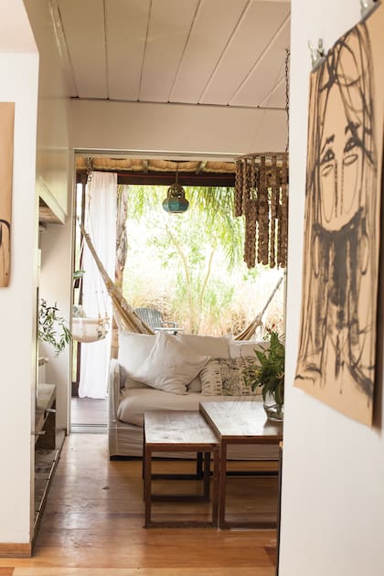 Las obras de la artista Germaine Bonifacio (la mamá de Santi) aparecen en casi todos los ambientes de la casa para dar el toque arty.