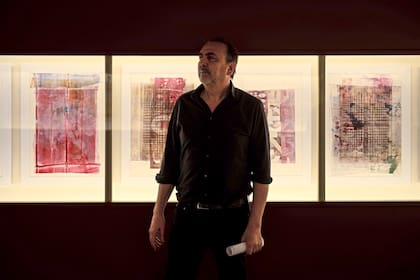 Las obras de Polesello necesitaban volver a verse “con ojos nuevos”, dice Alberto Negrin junto a las monocopias creadas en Venezuela