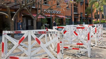 Las vallas bloquean el paso a los restaurant de la zona